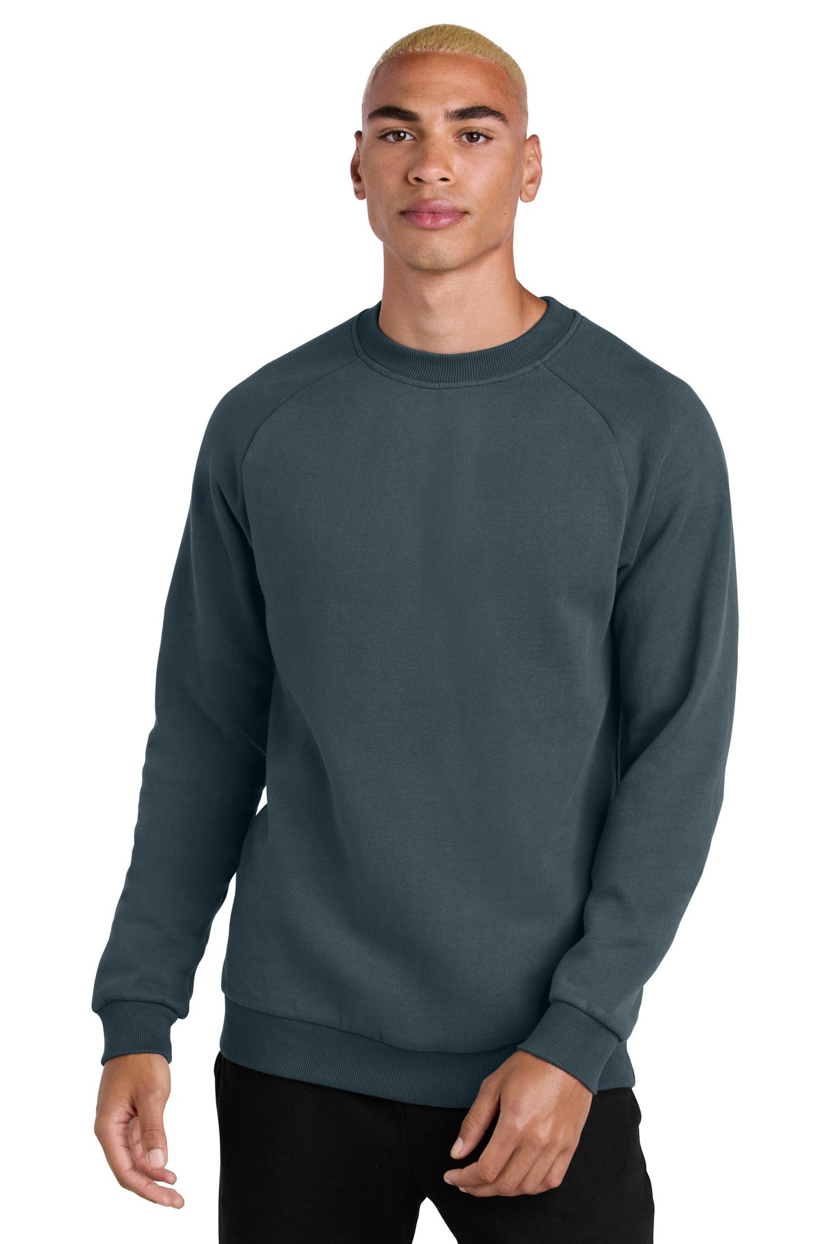 District Cloud Fleece Crew DT7804 front model image.